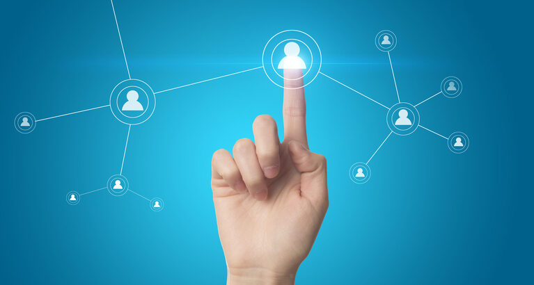 vinger-die-op-een-sociaal-netwerk-knop-op-een-touch-screen